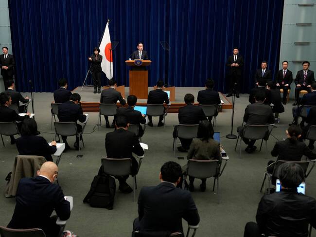 El primer ministro japonés Fumio Kishida enfrenta a los medios tras la renuncia de tres ministros por el escándalo de los sobornos en el partido del gobierno