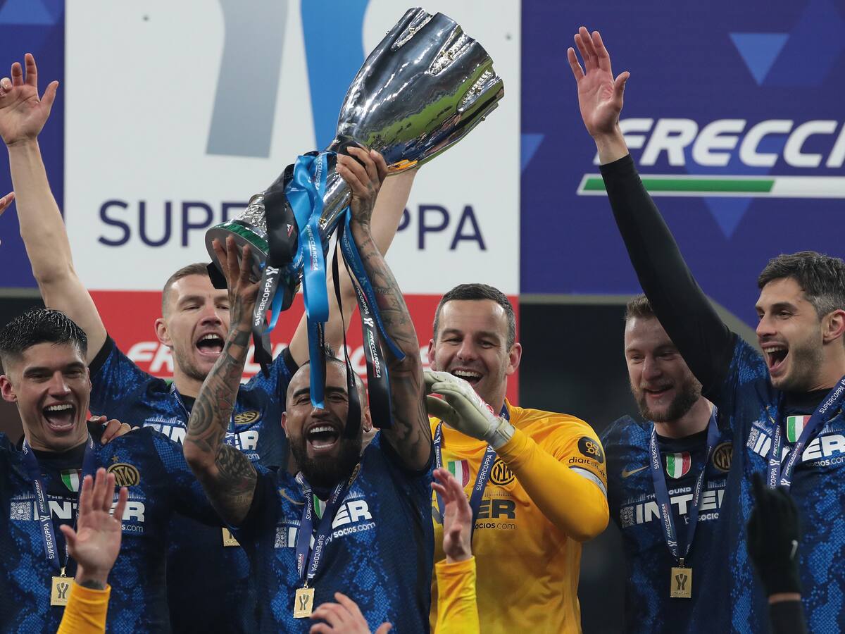 Arturo Vidal se convirtió en el futbolista chileno con más títulos tras conseguir la Supercopa de Italia