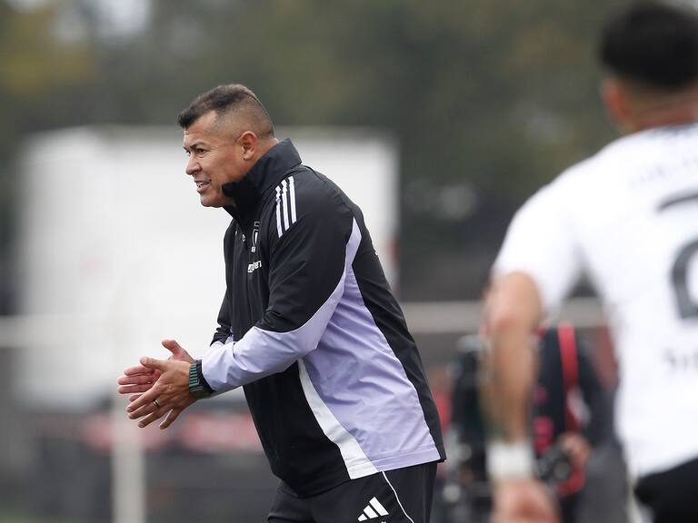 “No hay ningún problema con eso”: Jorge Almirón minimiza los problemas de Colo Colo con el minutaje sub 21