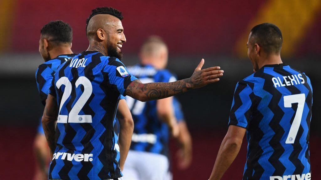BENEVENTO, ITALY - SEPTEMBER 30:  Arturo Vidal and Alexis Sanchez of FC Internazionale celebrate during the Serie A match between Benevento Calcio and FC Internazionale at Stadio Ciro Vigorito on September 30, 2020 in Benevento, Italy.  (Photo by Claudio Villa - Inter/Inter via Getty Images)