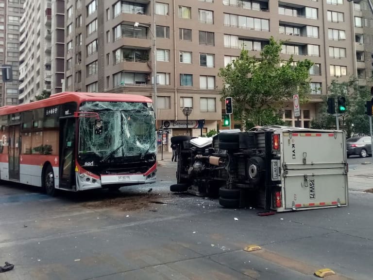 Choque entre bus RED y camión tres cuartos provoca cierre de importante cruce en el centro de Santiago