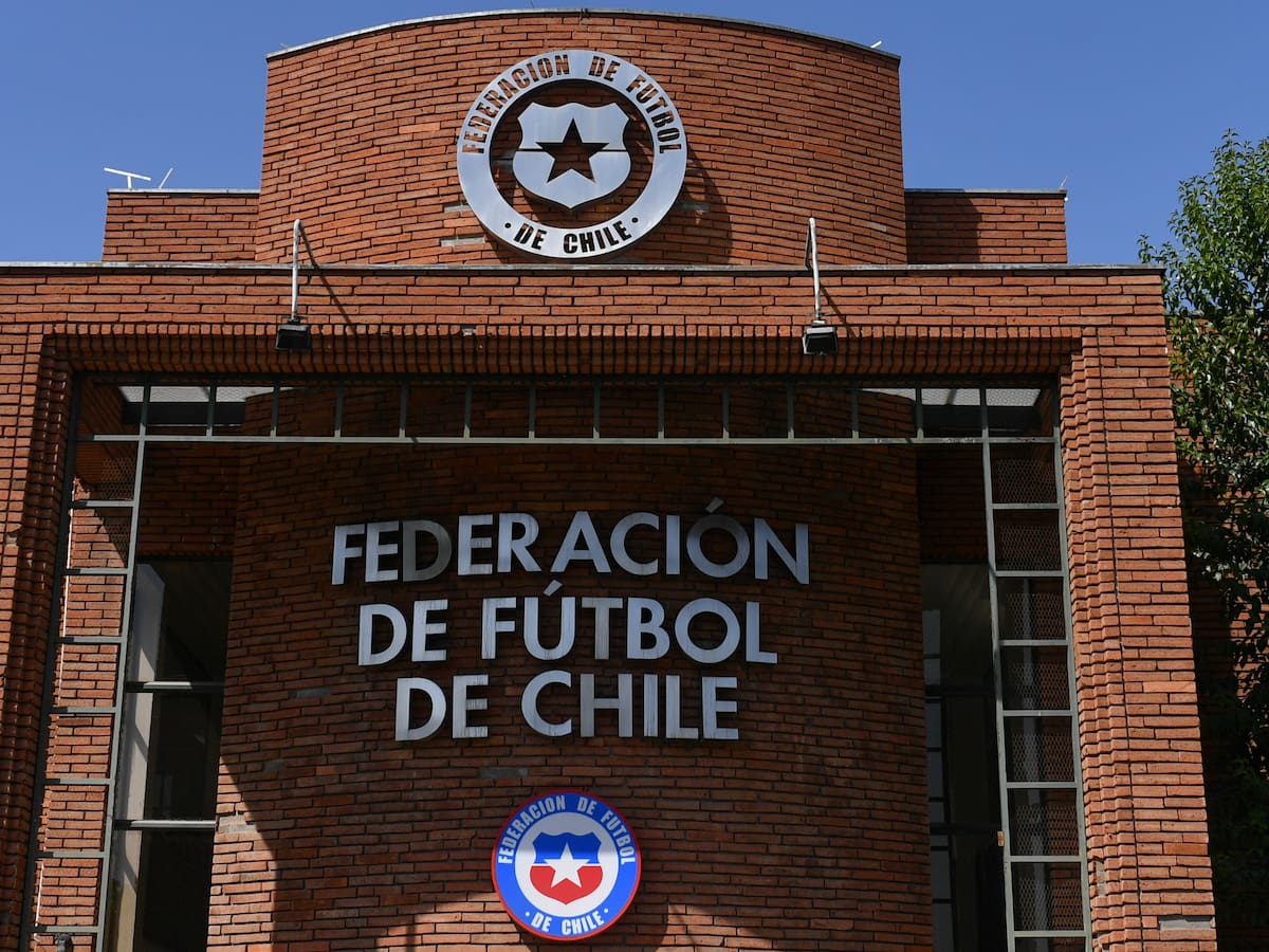“Hay un mal diseño institucional y de gestión corporativa en el fútbol chileno”