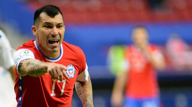 BRASILIA, BRAZIL - JUNE 24: Gary Medel of Chile reacts during a Group A match between Chile and Paraguay as part of Copa America Brazil 2021 at Mane Garrincha Stadium on June 24, 2021 in Brasilia, Brazil. (Photo by Andressa Anholete/Getty Images)