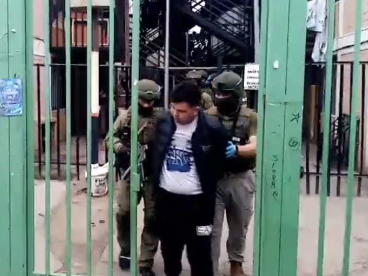 Simuló falso allanamiento en Santiago: cae presunto líder de banda que realizaba robos vestidos como policías
