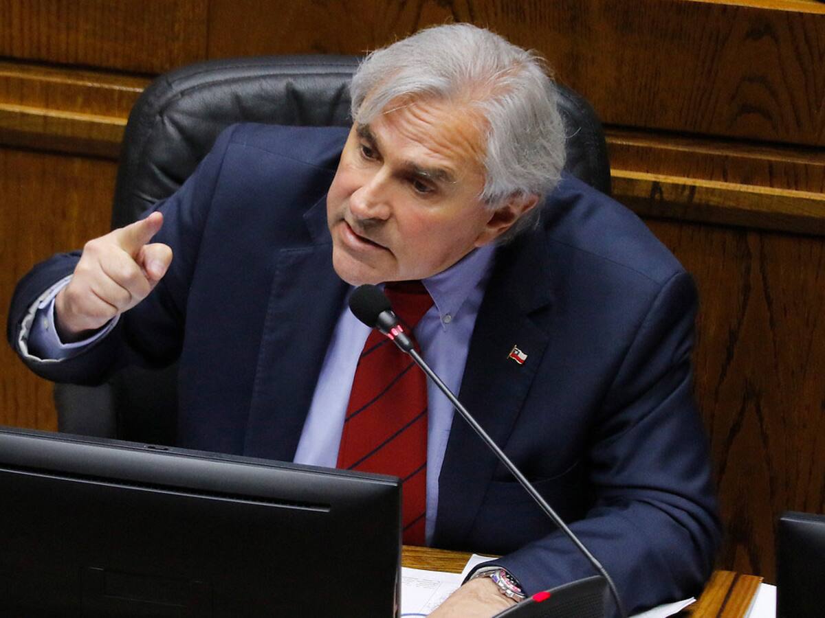 Senador Iván Moreira aseguró que el Gobierno envía informes para que parlamentarios voten en contra de proyectos «inconstitucionales»