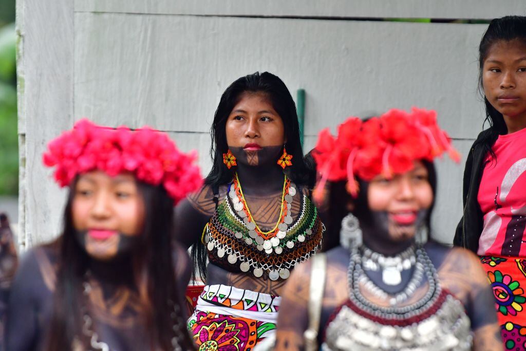 Mujeres del pueblo originario Emberá en el distrito Chepo de Panama