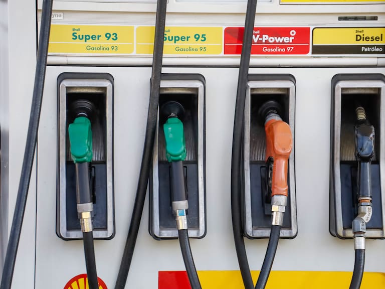 Comienza pago de bono para transportistas: ¿Cómo puedo recibir $100.000 mensual para bencina?