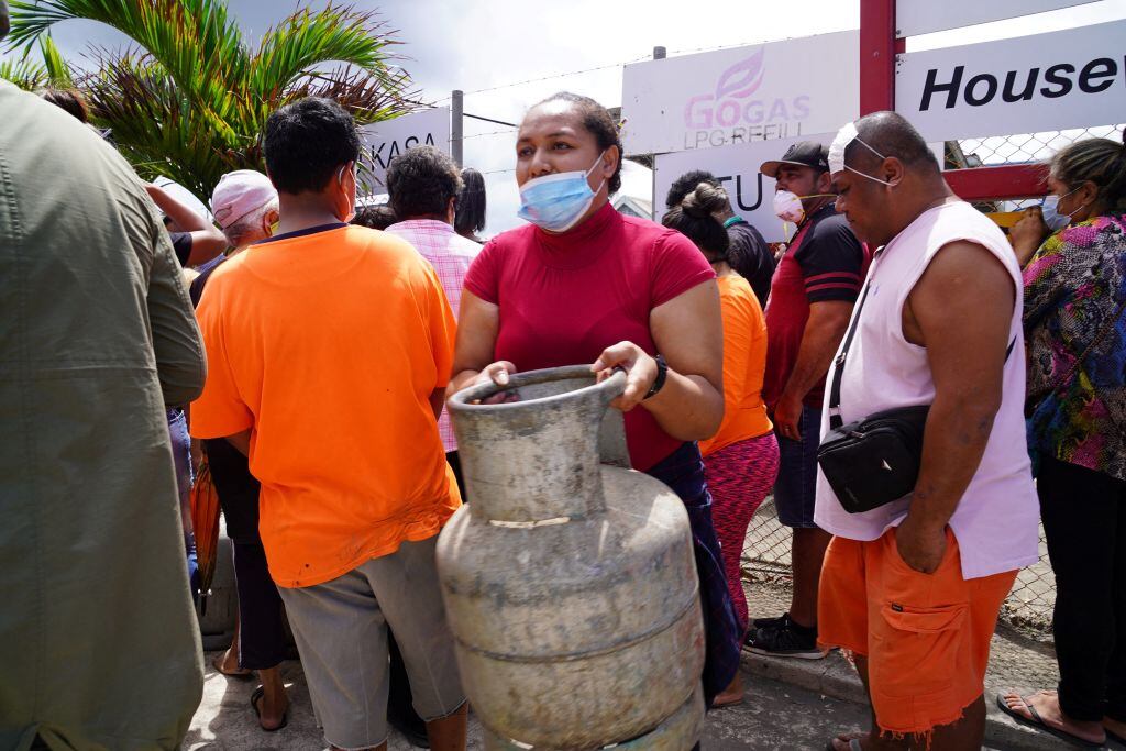 Mujer acarrea gas antes del inicio del bloqueo en la capital Nuku'alofa