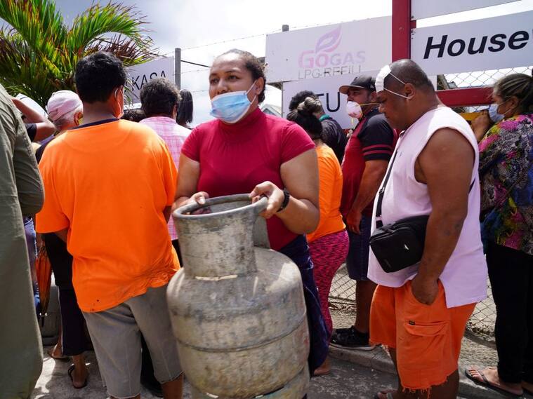 Mujer acarrea gas antes del inicio del bloqueo en la capital Nuku'alofa