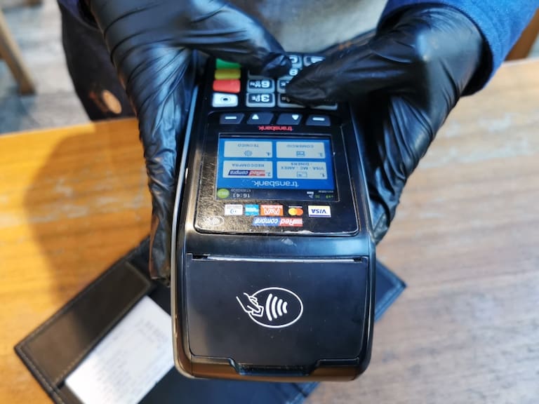 Transbank descarta su responsabilidad en la intermitencia de servicios: «Responden a la caída de un importante data center externo»