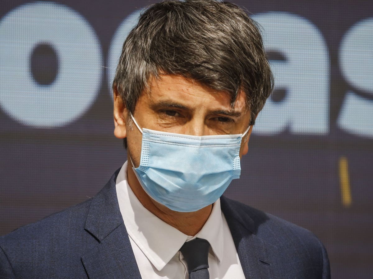 Ministro de Ciencias reveló que se monitorean posibles efectos secundarios de la vacuna Oxford–Astrazeneca tras reportes y suspensiones