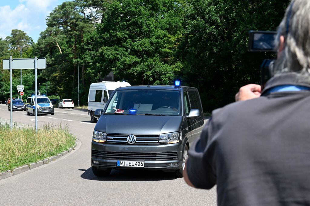 Policía transporta sujetos acusados de planificar terrorismo en Alemania
