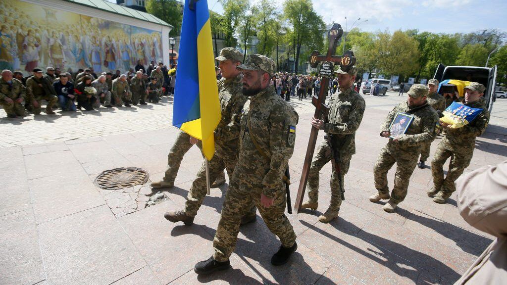 El funeral de un soldado ucraniano se desarrolla en la ciudad de Kiev
