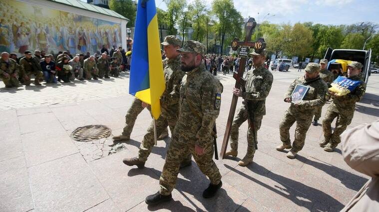 El funeral de un soldado ucraniano se desarrolla en la ciudad de Kiev