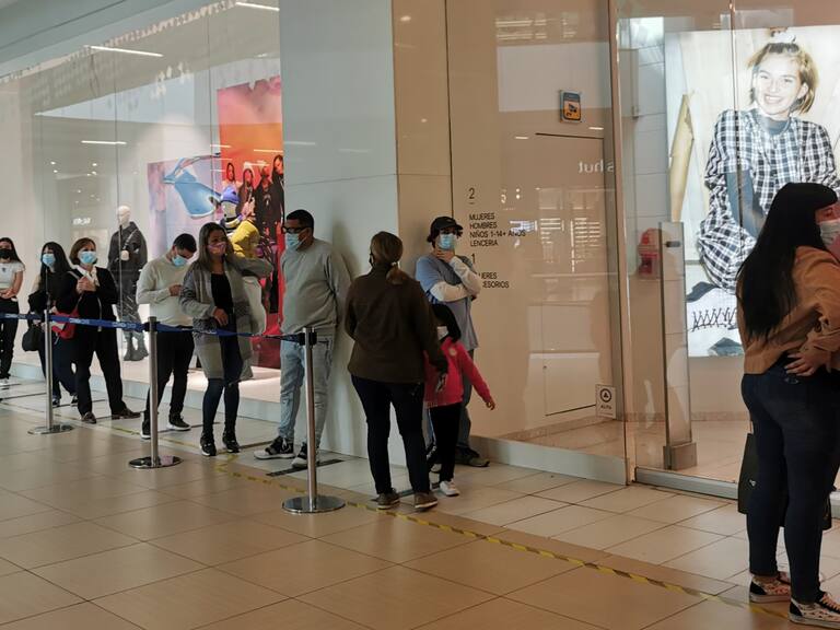 Malls de comunas que pasaron a transición registraron largas filas y aglomeraciones