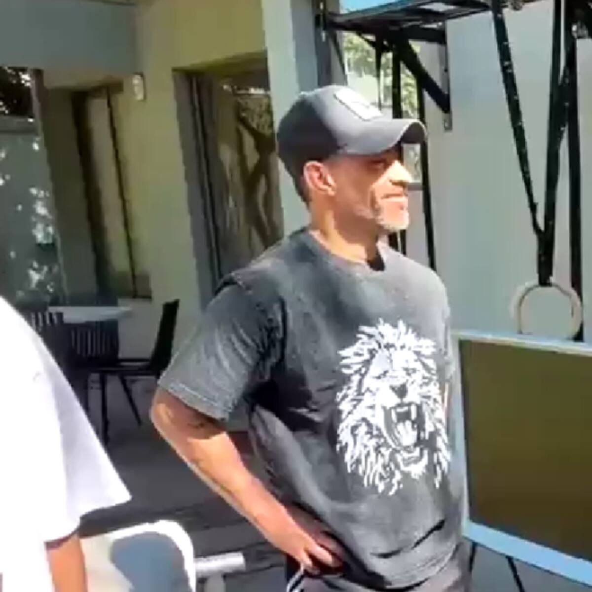 Hijo de Jorge Valdivia echa al agua a su papá en plena entrevista: “Ahora que está pololeando...”