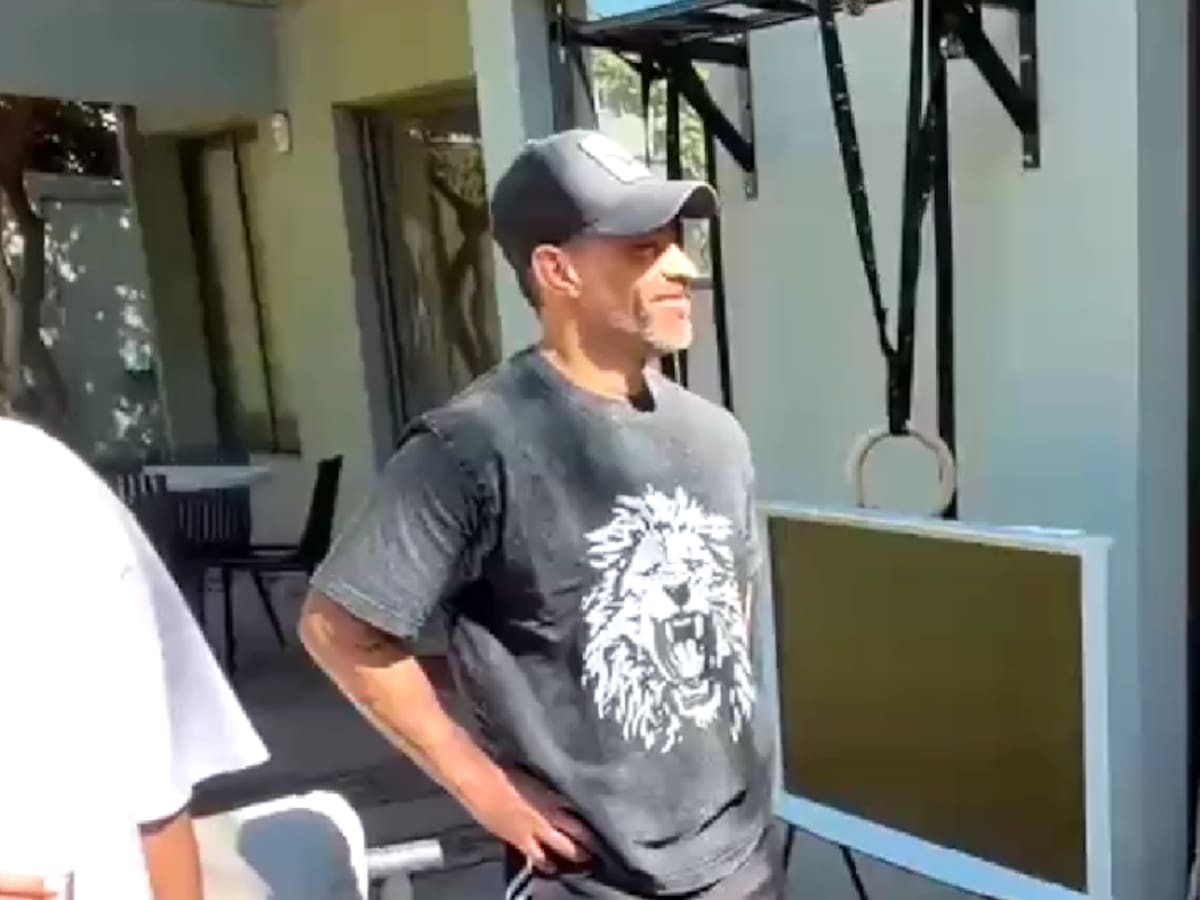 Hijo de Jorge Valdivia echa al agua a su papá en plena entrevista: “Ahora que está pololeando...”