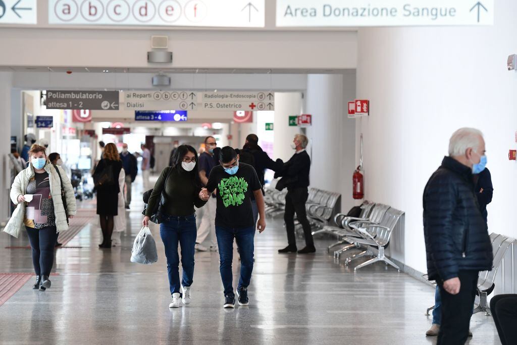 Pacientes por Covid-19 llegan a un hospital de Milán