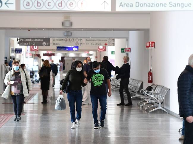 Pacientes por Covid-19 llegan a un hospital de Milán