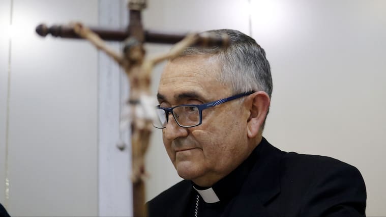 09 DE OCTUBRE DE 2018/SANTIAGOEl obispo presidente del Área Educación de la Conferencia Episcopal de Chile, mons. Héctor Vargas, junto a la presidenta del Consejo Nacional de Prevención de Abusos y Acompañamiento a Víctimas, y al director del Área Educación, dan a conocer el plan de implementación del catastro nacional, sobre el estado de aplicación de las Líneas Guía "Cuidado Esperanza", de la CECh, en los diversos establecimientos educacionales vinculados a la Iglesia
FOTO: LEONARDO RUBILAR CHANDIA/AGENCIAUNO