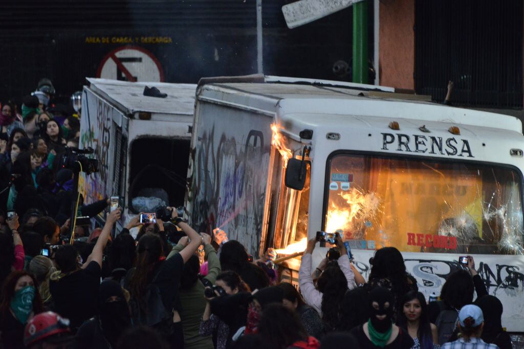 Manifestantes contra el femicidio queman un vehículo de la prensa en México