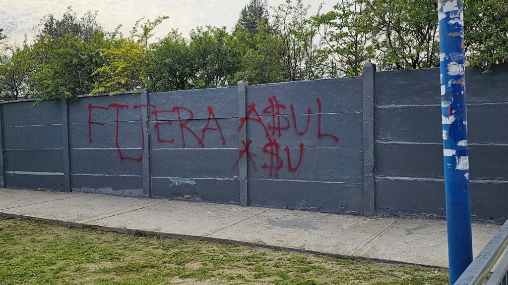 hinchas se manifiestan en el Centro Deportivo Azul por el mal momento de la U de Chile