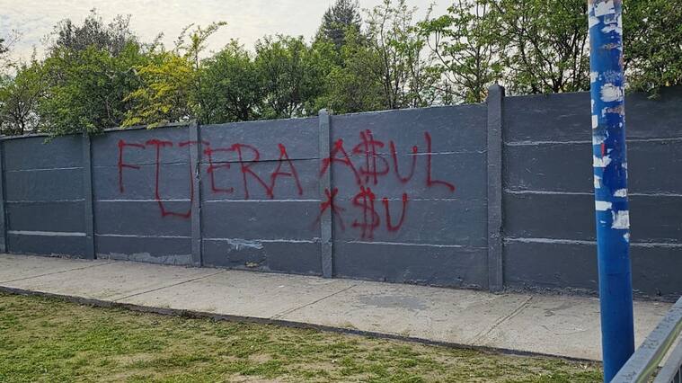 hinchas se manifiestan en el Centro Deportivo Azul por el mal momento de la U de Chile