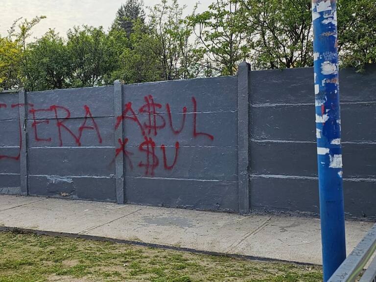 hinchas se manifiestan en el Centro Deportivo Azul por el mal momento de la U de Chile