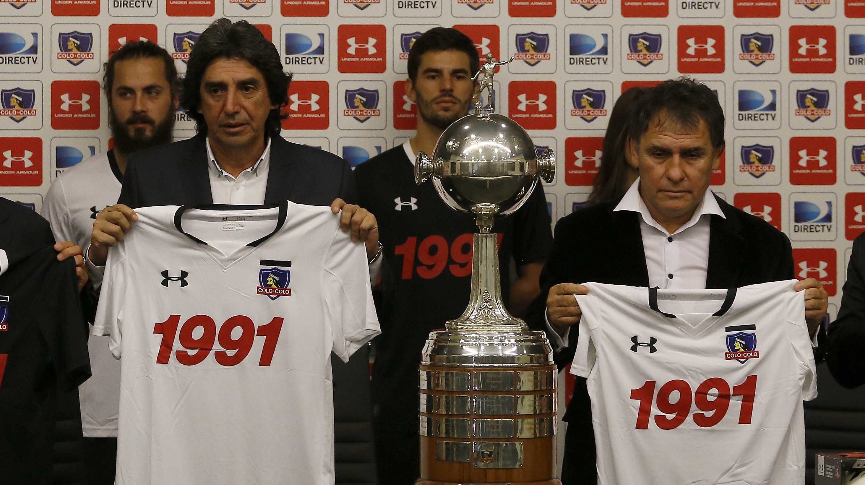 27 de Mayo de 2016/SANTIAGOLos ex jugadores de Colo-Colo, Raúl Ormeño, Jaime Pizarro, Luis Pérez y Lizardo Garrido, presentan la nueva camiseta conmemorativa del campeón Colo-Colo, a 25 años del triunfo en la Copa Libertadores.
FOTO: RAFA MARTINEZ/AGENCIAUNO