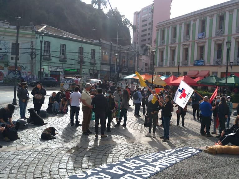 Carabineros dispersa a personas que se manifestaban contra la Cuenta Pública