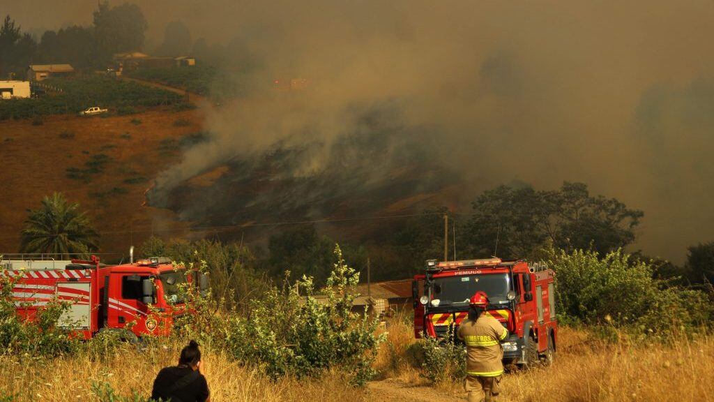 27 de Diciembre 2021/ CHILLAN.
Bomberos atacando focos que amenazan sectores poblados, en el marco de un incendio forestal registrado en quillón el cual ha consumido mas de 1600 hectáreas.
FOTO: JOSÉ CAMPOS / AGENCIA UNO