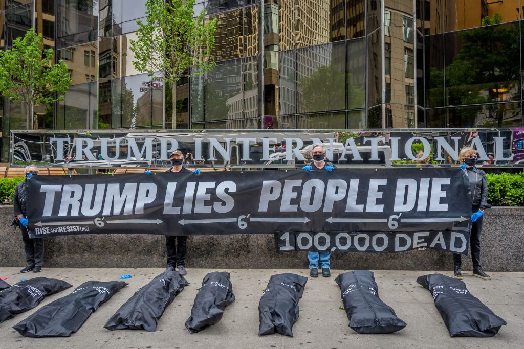 Protestas contra Trump por las muertes en la pandemia