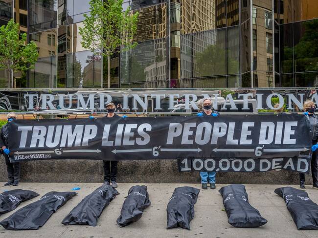 Protestas contra Trump por las muertes en la pandemia