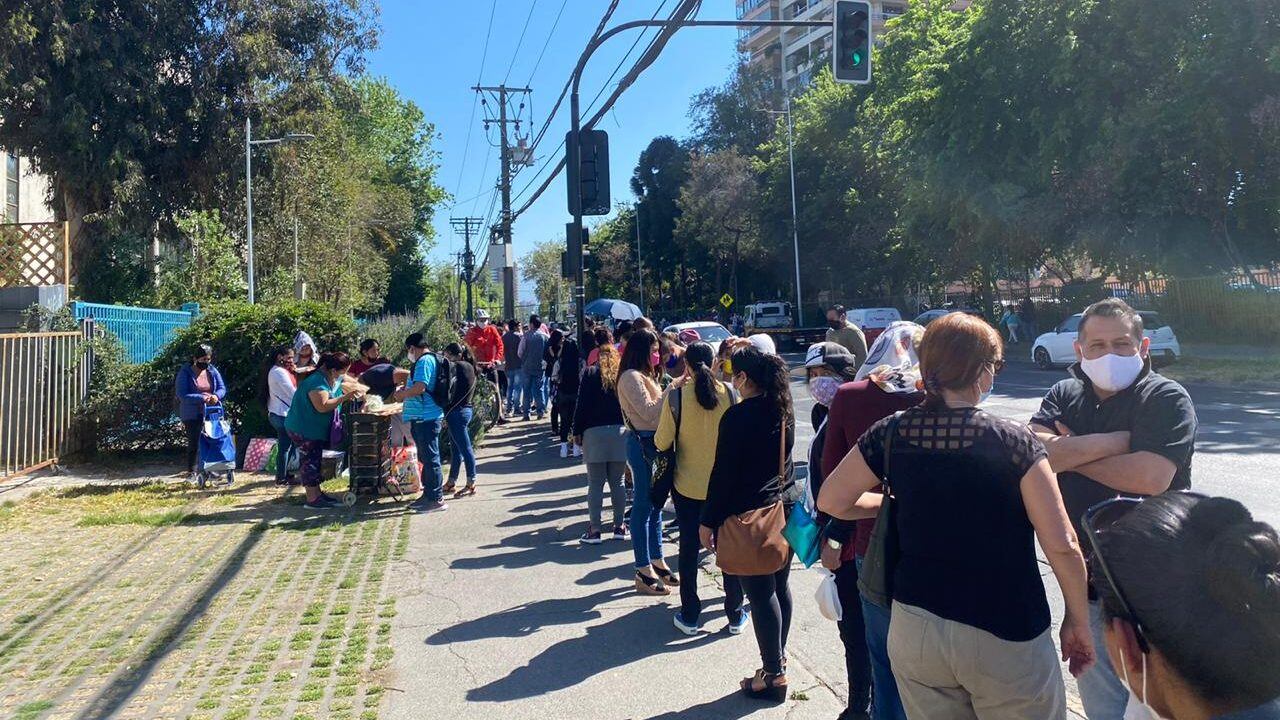 Fila en Embajada de Bolivia
