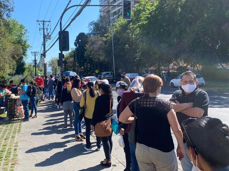 Fila en Embajada de Bolivia