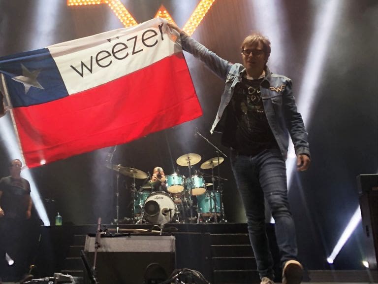 «Chile conch…»: cantante de Weezer envía un particular mensaje a los fans locales a través de las redes