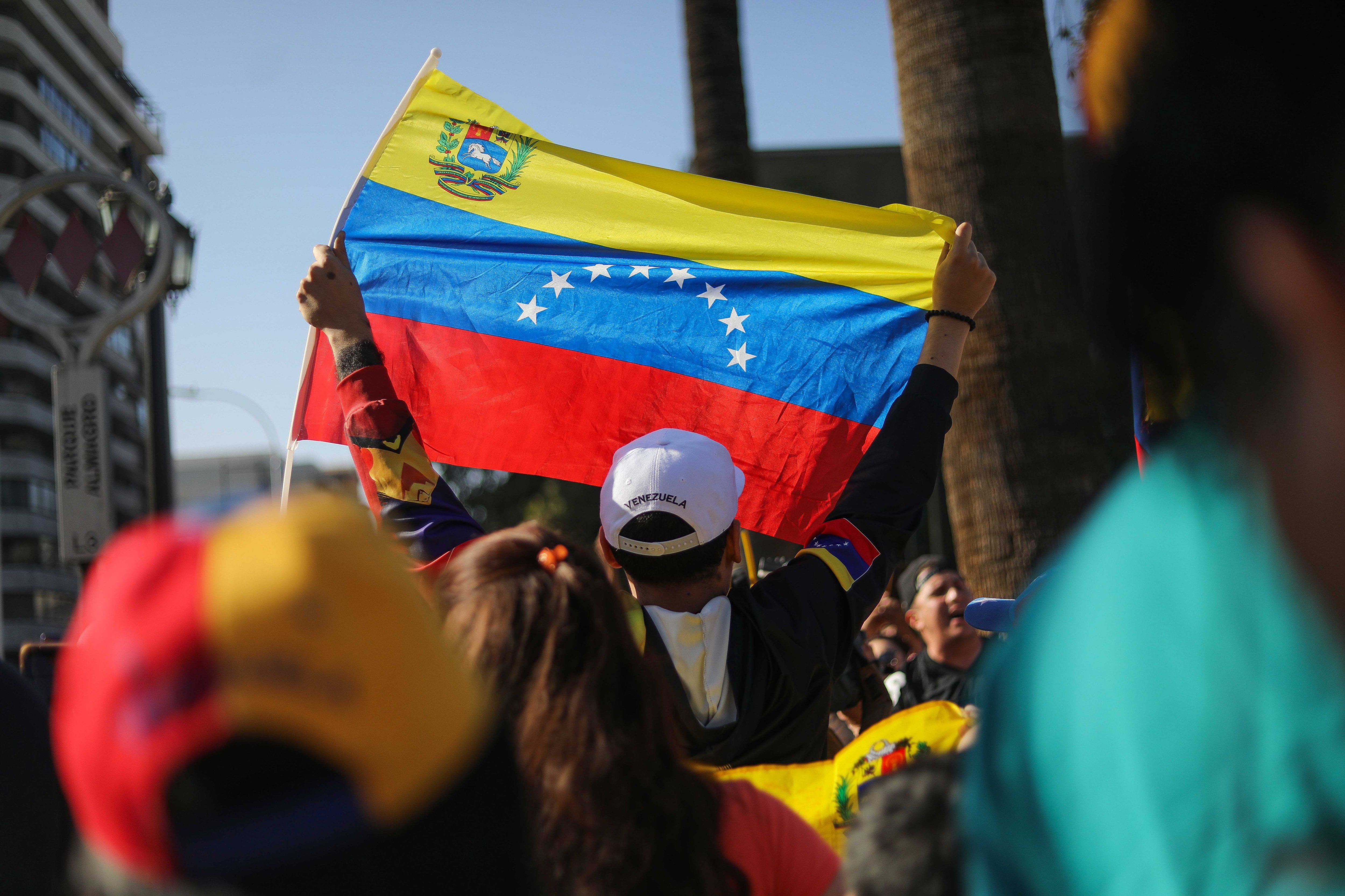 3 de enero de 2026 / SANTIAGO
Venezolanos en Chile, celebran la captura del dictador Nicolás Maduro por parte de Estados Unidos, en la Plaza Almagro en el centro de la capital. En la imagen, un hombre celebra con su bandera venezolana.
FOTO: SEBASTIAN BELTRAN GAETE / AGENCIAUNO