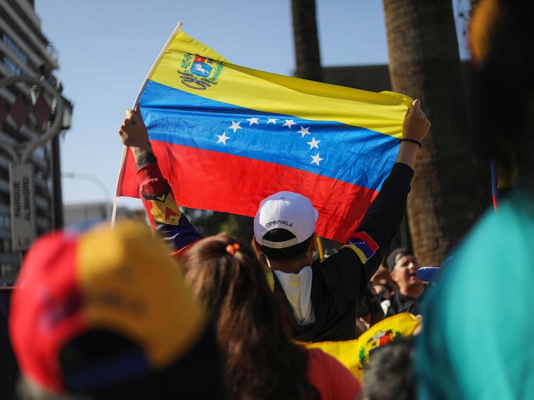 3 de enero de 2026 / SANTIAGO
Venezolanos en Chile, celebran la captura del dictador Nicolás Maduro por parte de Estados Unidos, en la Plaza Almagro en el centro de la capital. En la imagen, un hombre celebra con su bandera venezolana.
FOTO: SEBASTIAN BELTRAN GAETE / AGENCIAUNO
