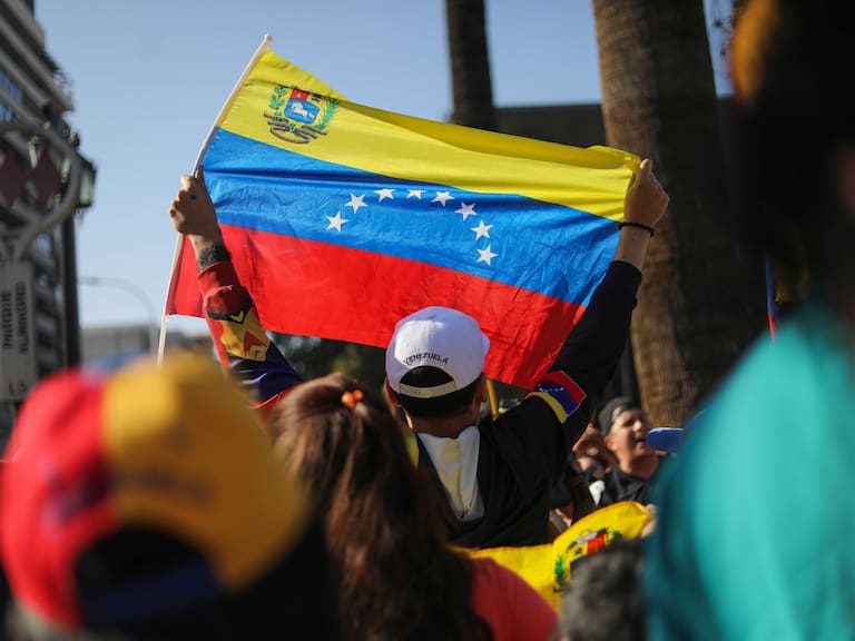 3 de enero de 2026 / SANTIAGO
Venezolanos en Chile, celebran la captura del dictador Nicolás Maduro por parte de Estados Unidos, en la Plaza Almagro en el centro de la capital. En la imagen, un hombre celebra con su bandera venezolana.
FOTO: SEBASTIAN BELTRAN GAETE / AGENCIAUNO
