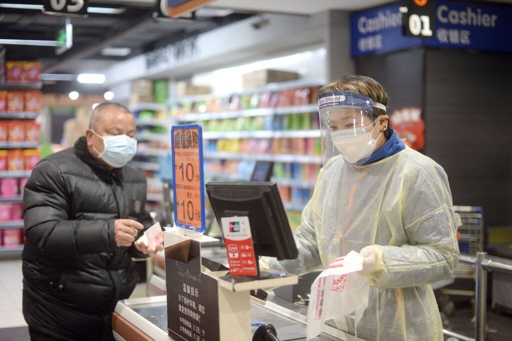 Una trabajadora atiende en una tienda en China