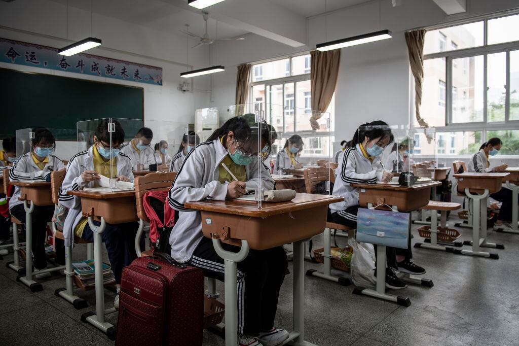 Una sala de clases con medidas de seguridad en Wuhan