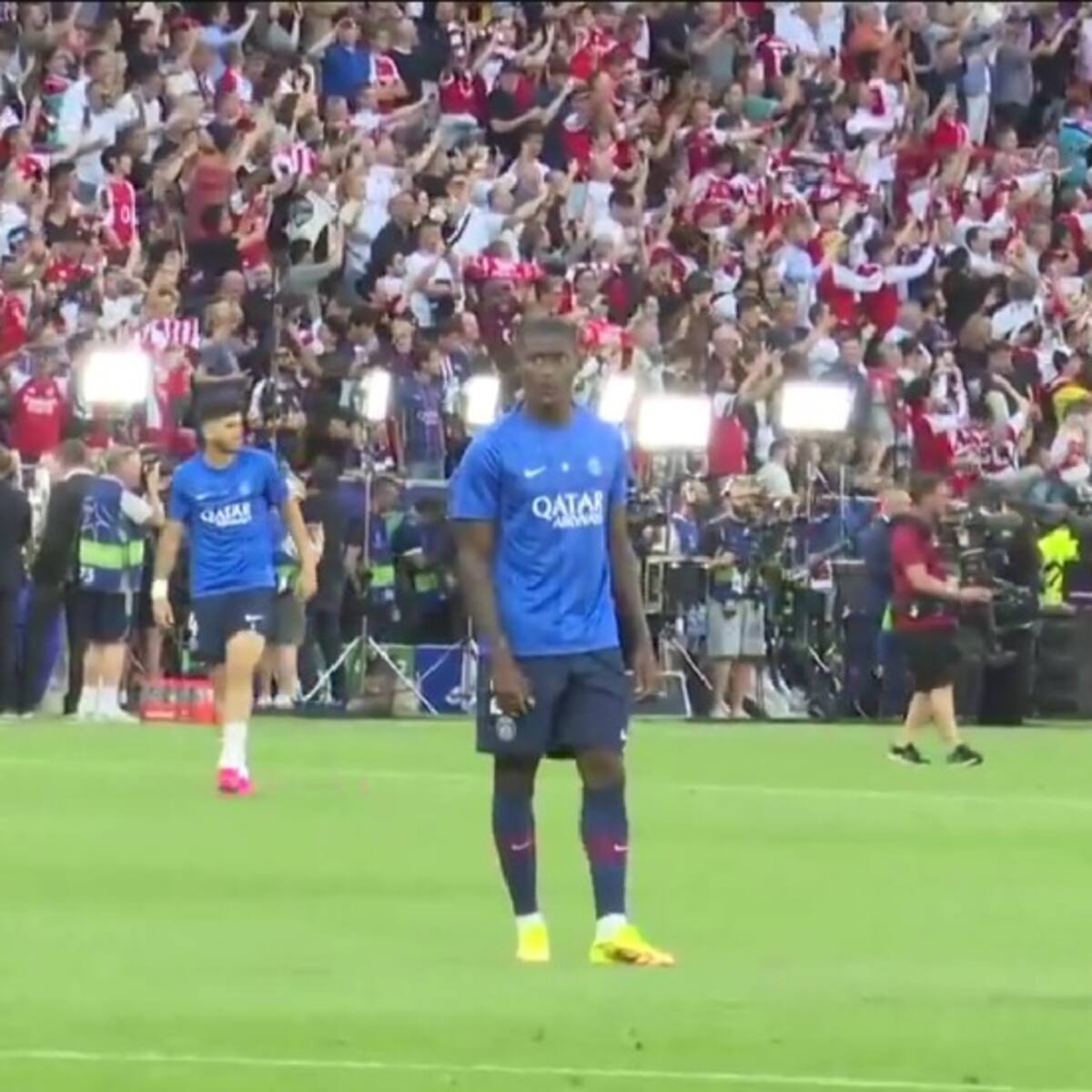 Frente a todo el público: el chascarro que sufrió un futbolista del PSG antes de jugar la final de la Champions League