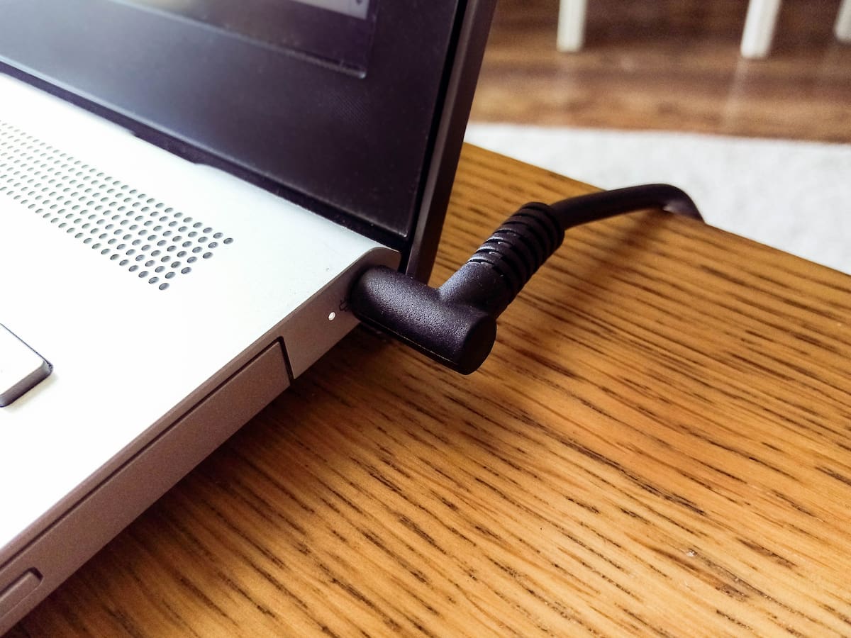 Usar tu notebook enchufado ya no daña la batería: el verdadero método para que dure más, según experto