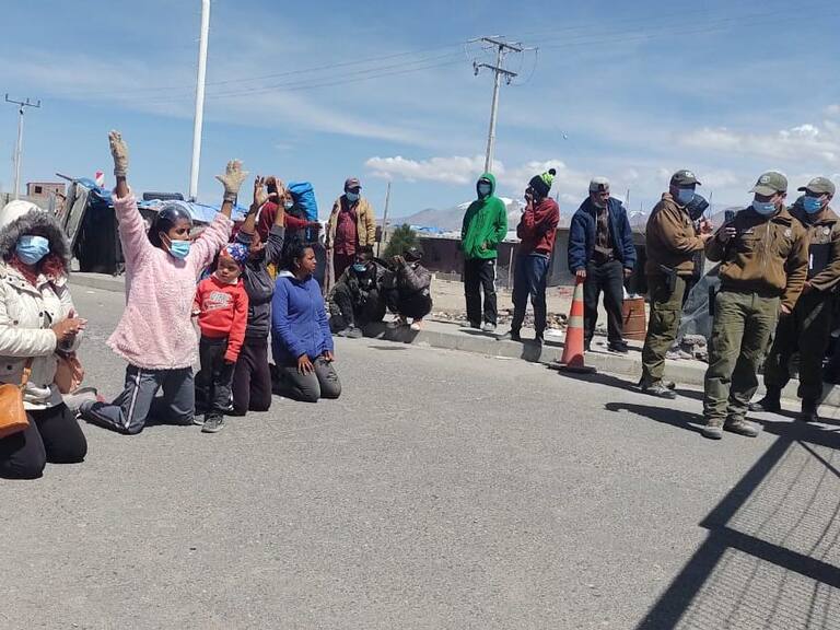 Migrantes bloquearon tránsito de carretera internacional en Colchane tras puesta en marcha de Ley de Migraciones