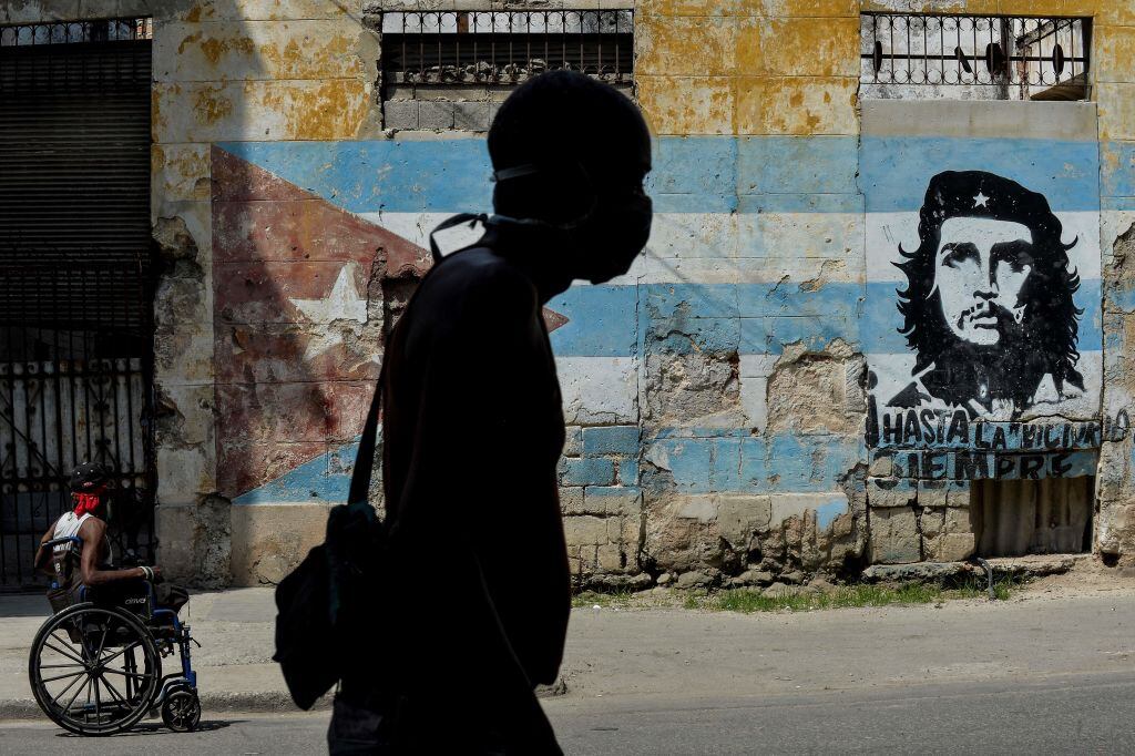 Una persona con mascarilla camina por las calles de La Habana