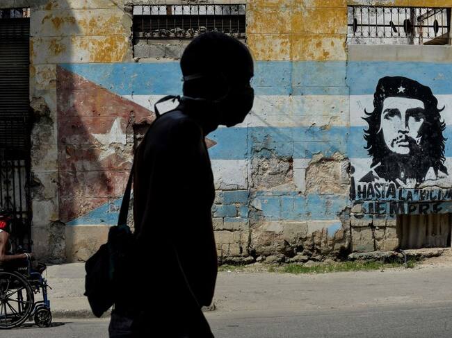 Una persona con mascarilla camina por las calles de La Habana
