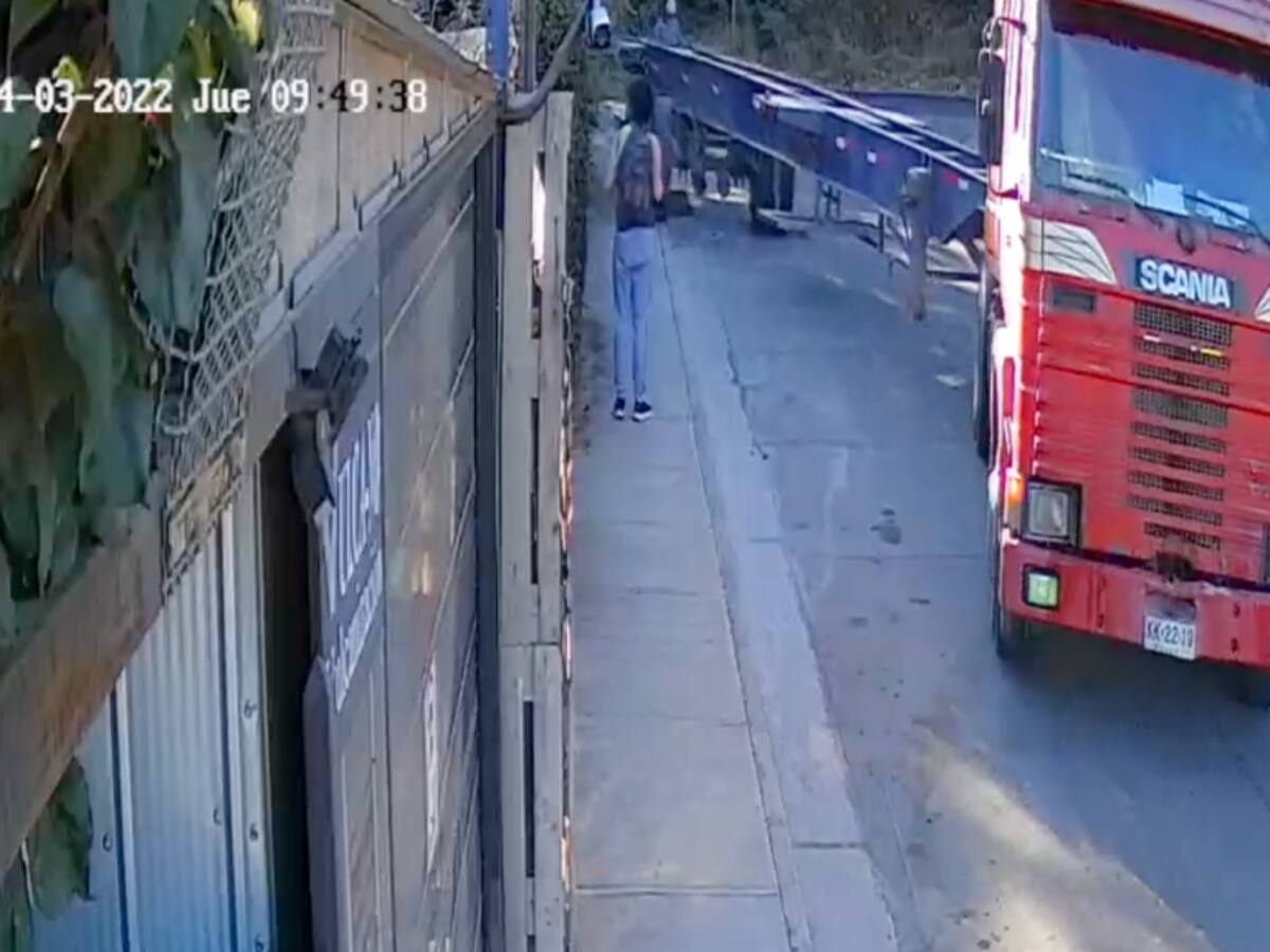 Placilla: Mala maniobra de camionero casi le cuesta la vida a peatón que transitaba por la vereda