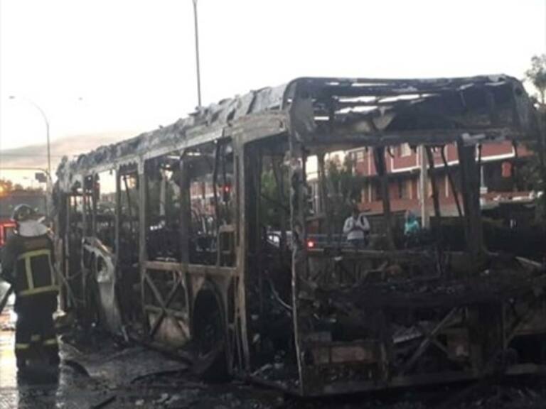 Sujetos quemaron bus del Transantiago en Estación Central: bajaron a pasajeros y conductor