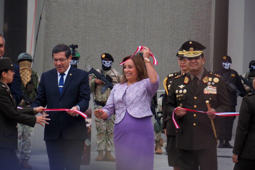 Dina Boluarte junto al alto mando del ejército peruano