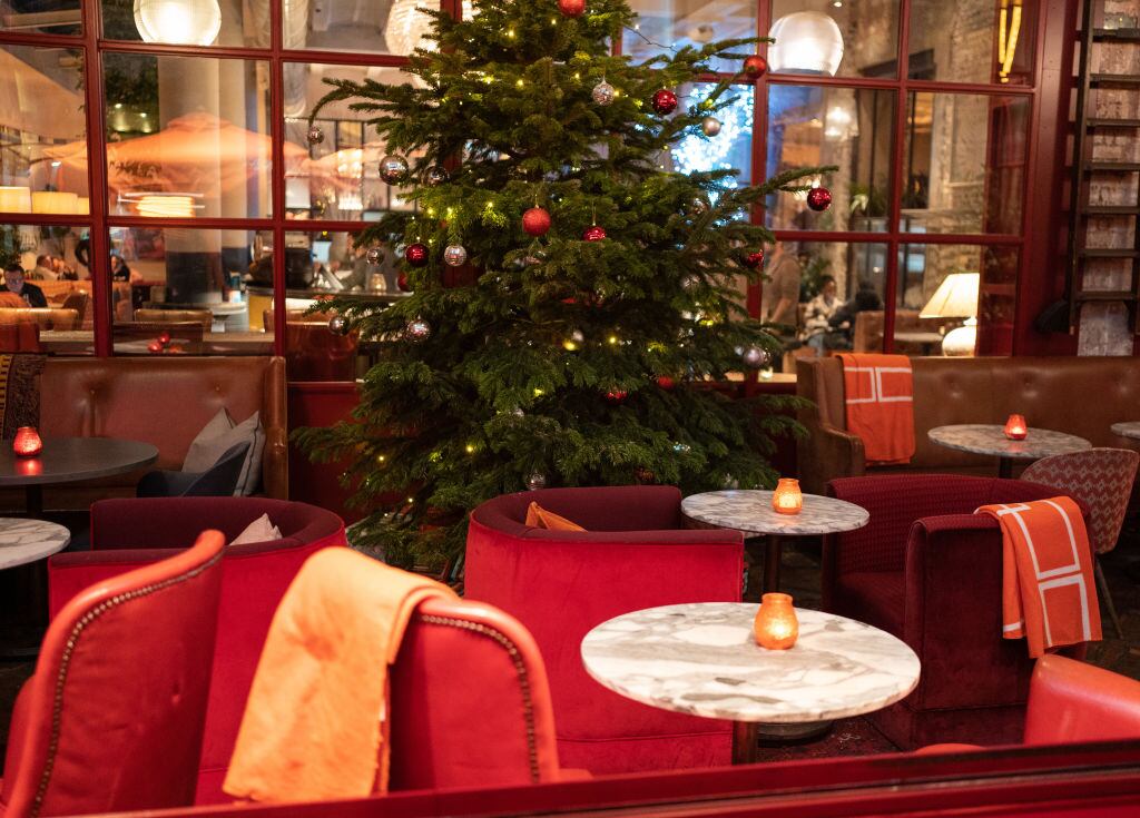 Un restaurante vació a días de la navidad en la ciudad de Londres por ómicron